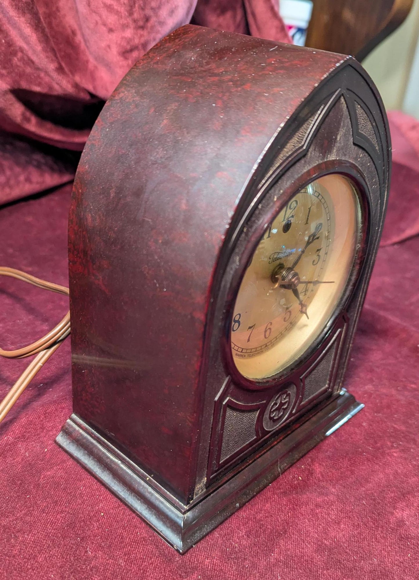 Wonderful Vintage Telechron Bakelite Cathedral model 355 Electric Clock. Working Fine with a great finish and art deco look.