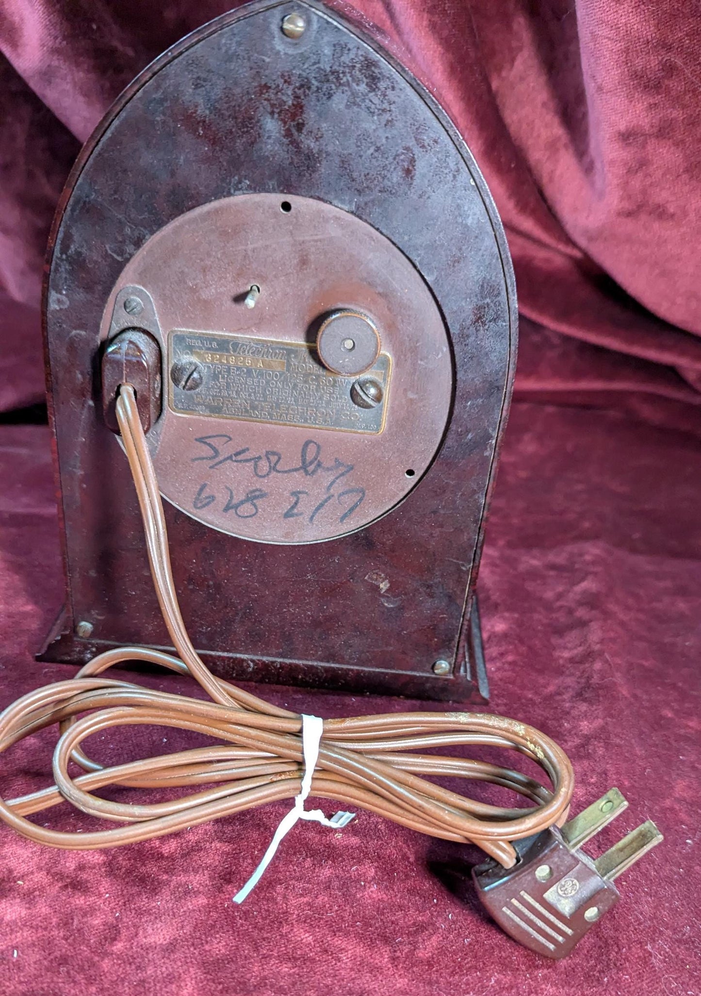 Wonderful Vintage Telechron Bakelite Cathedral model 355 Electric Clock. Working Fine with a great finish and art deco look.