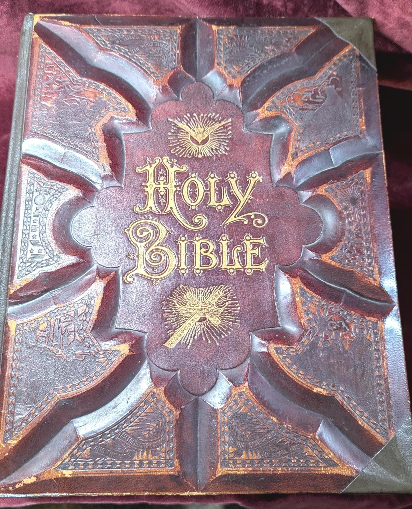 Antique Leather 1900 Self Pronouncing Edition The Holy Bible Large Royal Quarto Size Ornate & Embossed Covers - Illustrated Color Pictures