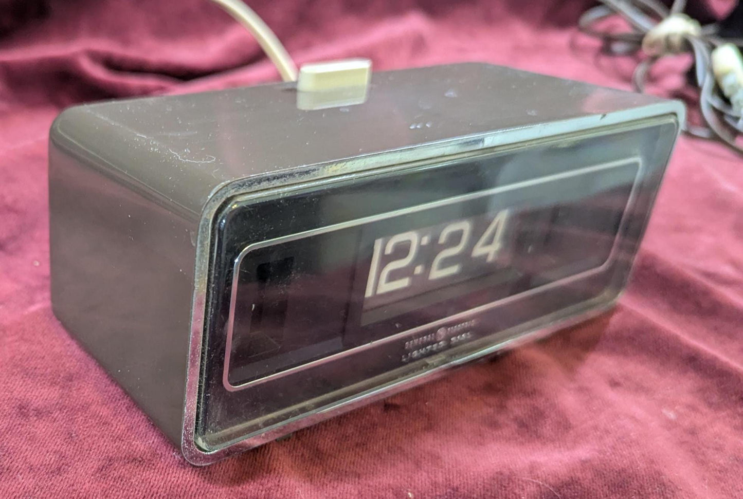 Vintage General Electric Model 8128K Electric Desk/Alarm Clock - Flip /Roll Display - Working Fine - Stylish with a Nice Design from 1960s.