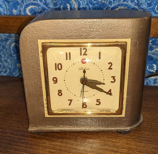 Working Vintage Telechron  Model 7H89 The Guest Desk Clock. Late 40s. Nice Retro Look with modern style paint.