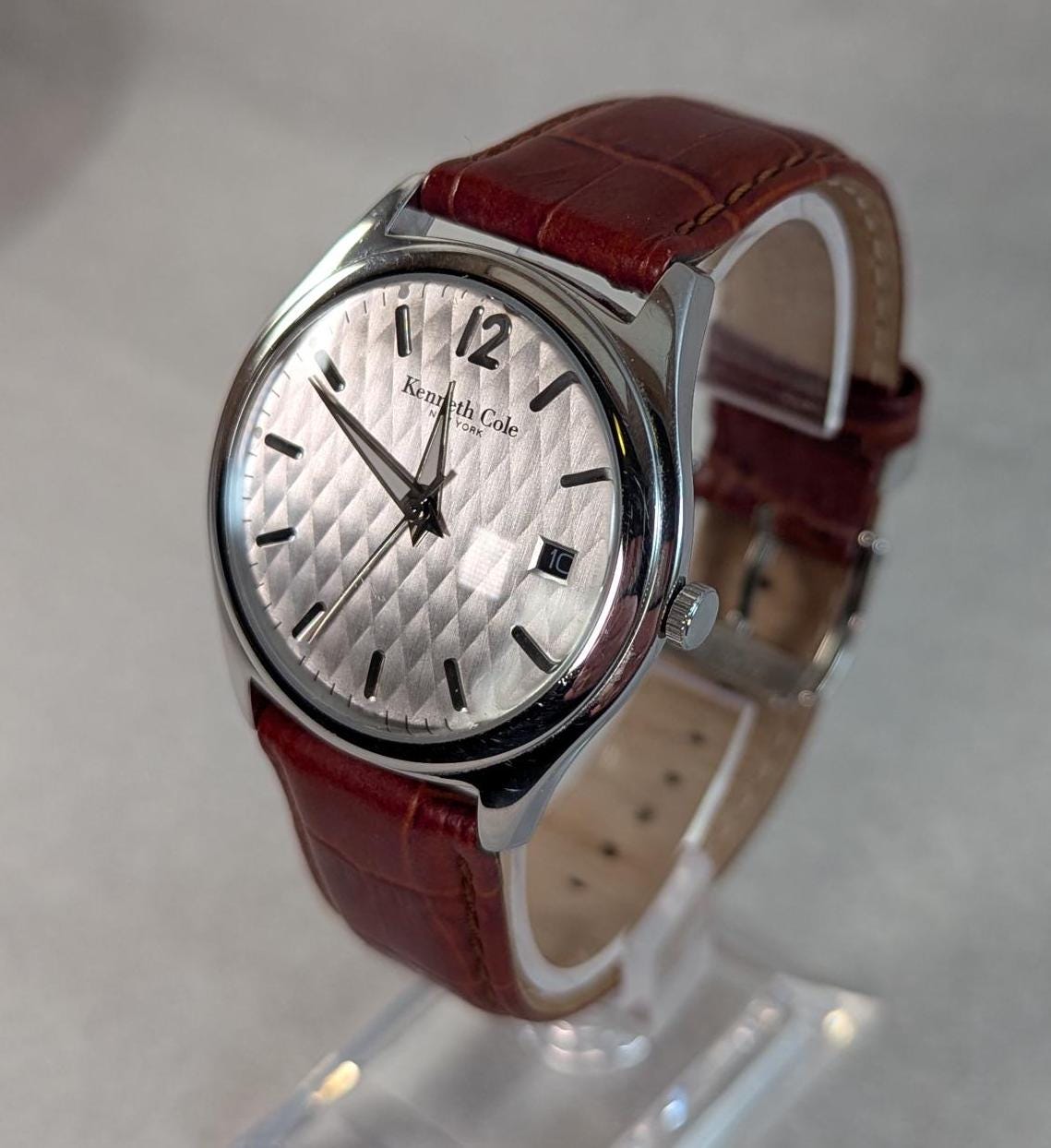 Nice Kenneth Cole Designer Mens Silver Tone Quartz Watch- Fantastic White MOP style Dial Lume Hands Leather Band New Battery Great Condition