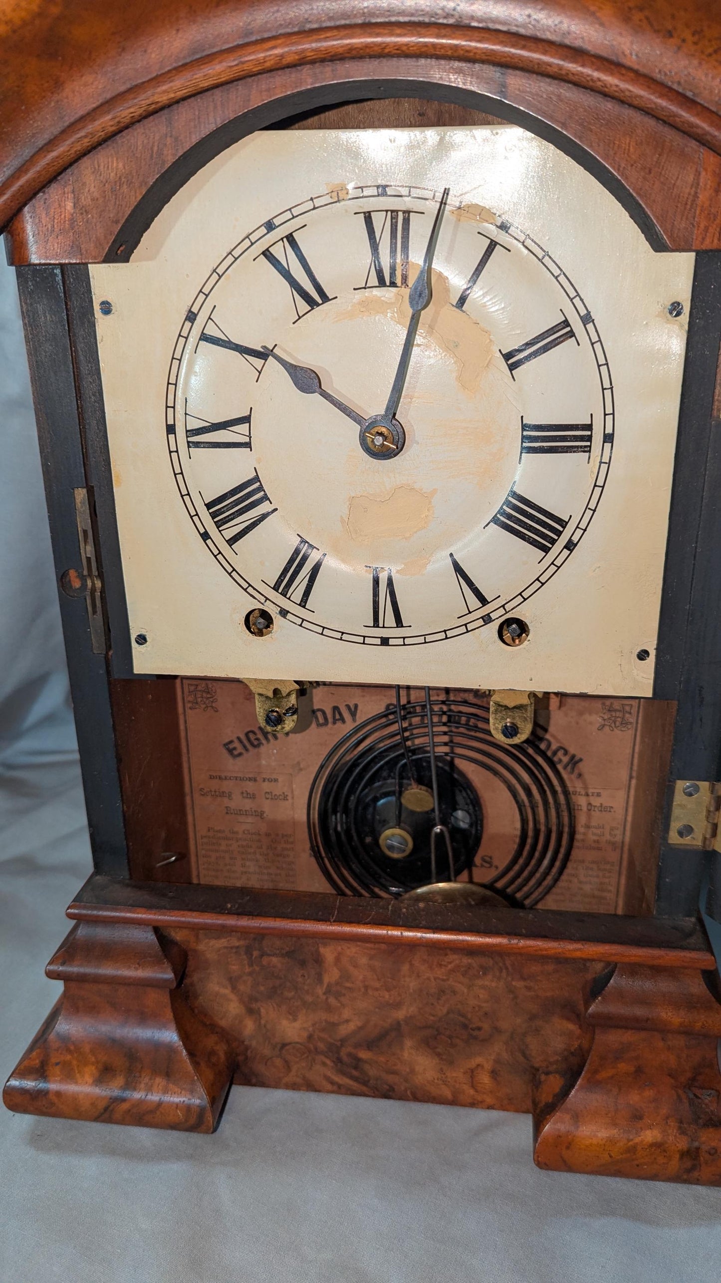 Antique Seth Thomas Mantel Clock Circa 1880, Mahogany veneer case, 8 Day Movement