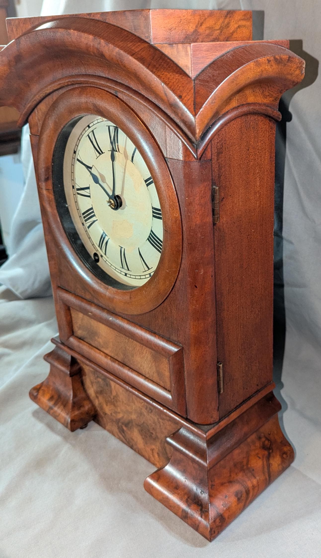 Antique Seth Thomas Mantel Clock Circa 1880, Mahogany veneer case, 8 Day Movement
