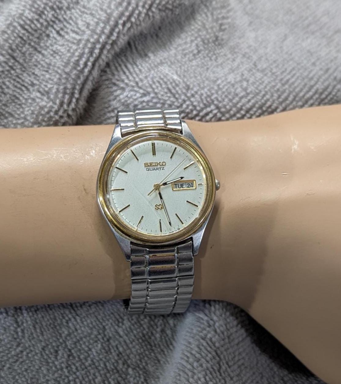 Vintage Thin 1990s Seiko Two Tone Quartz Men's Watch 5Y23 Japan Movement Stainless Steel