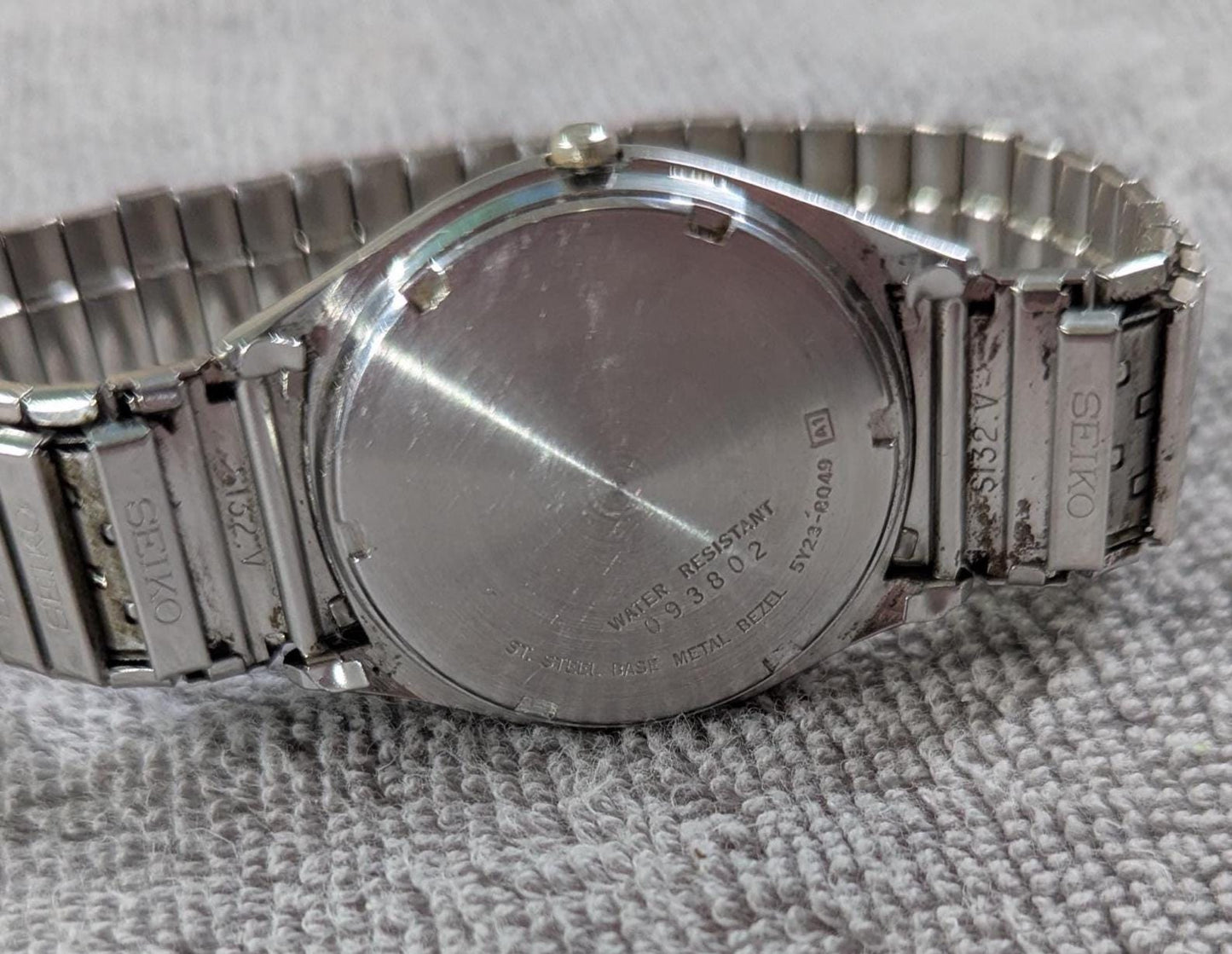 Vintage Thin 1990s Seiko Two Tone Quartz Men's Watch 5Y23 Japan Movement Stainless Steel