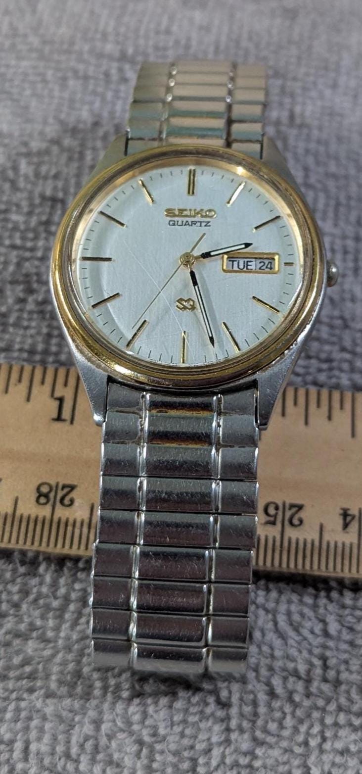Vintage Thin 1990s Seiko Two Tone Quartz Men's Watch 5Y23 Japan Movement Stainless Steel